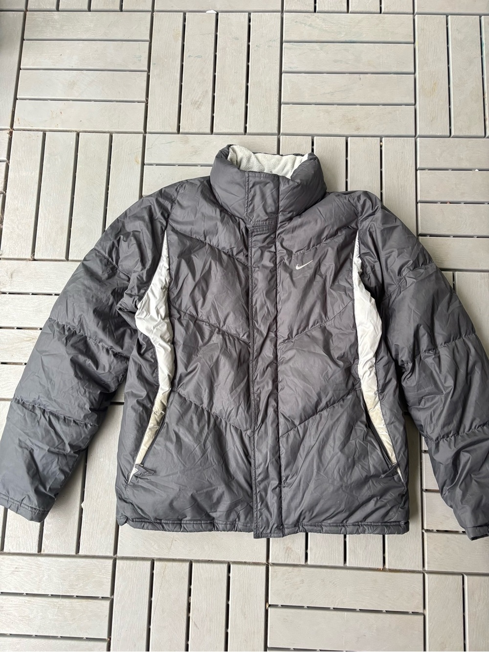 Nike Men's Charcoal Gray Puffer Jacket with Light Gray Panels